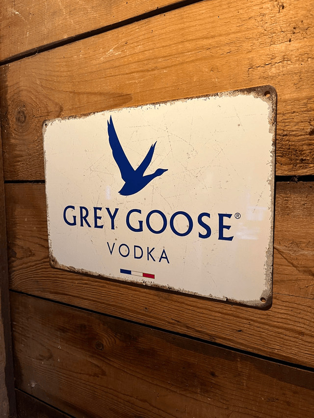 Metalen bierbord Grey Goose (logo) - 30 X 20 cm
