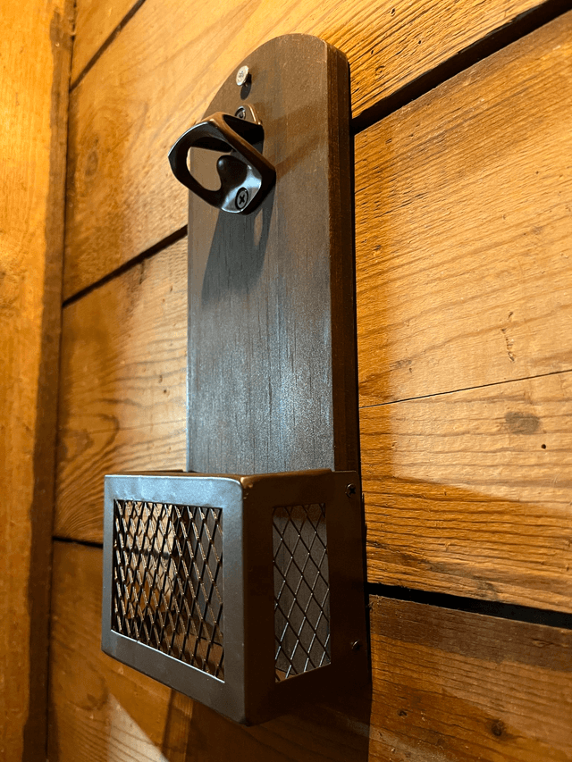 Wand gemonteerde Bieropener met Opvangmand